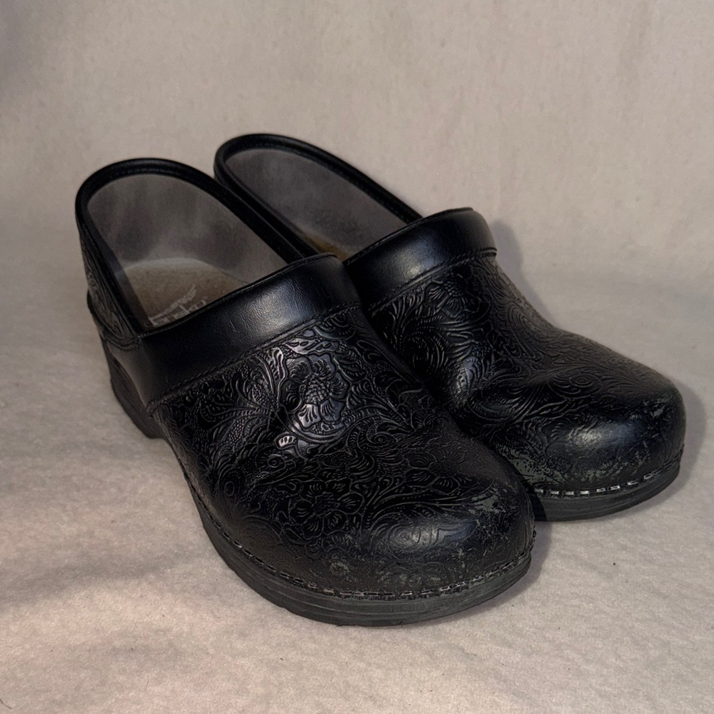 Dansko Black Tooled Leather Clogs Women’s Size 39